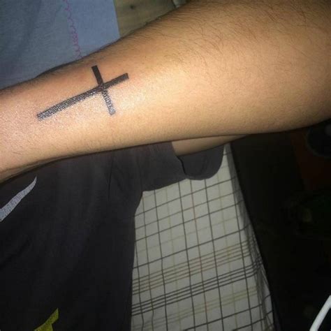 cruz en el antebrazo|Qué significan los tatuajes de cruces: la interpretación。